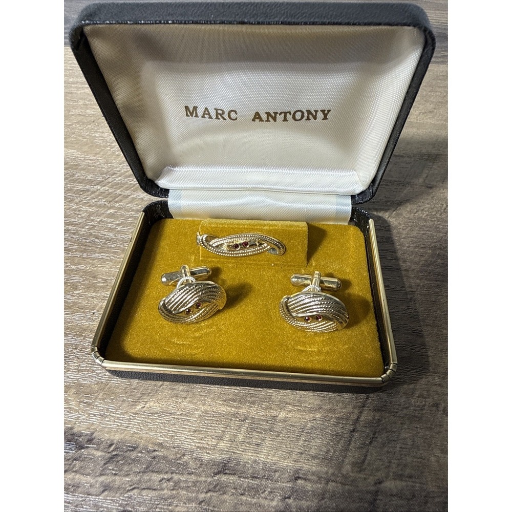 Marc Antony Gold Tone Cufflinks & Tie Bar W/Red Gemstones Twisted Rope Design